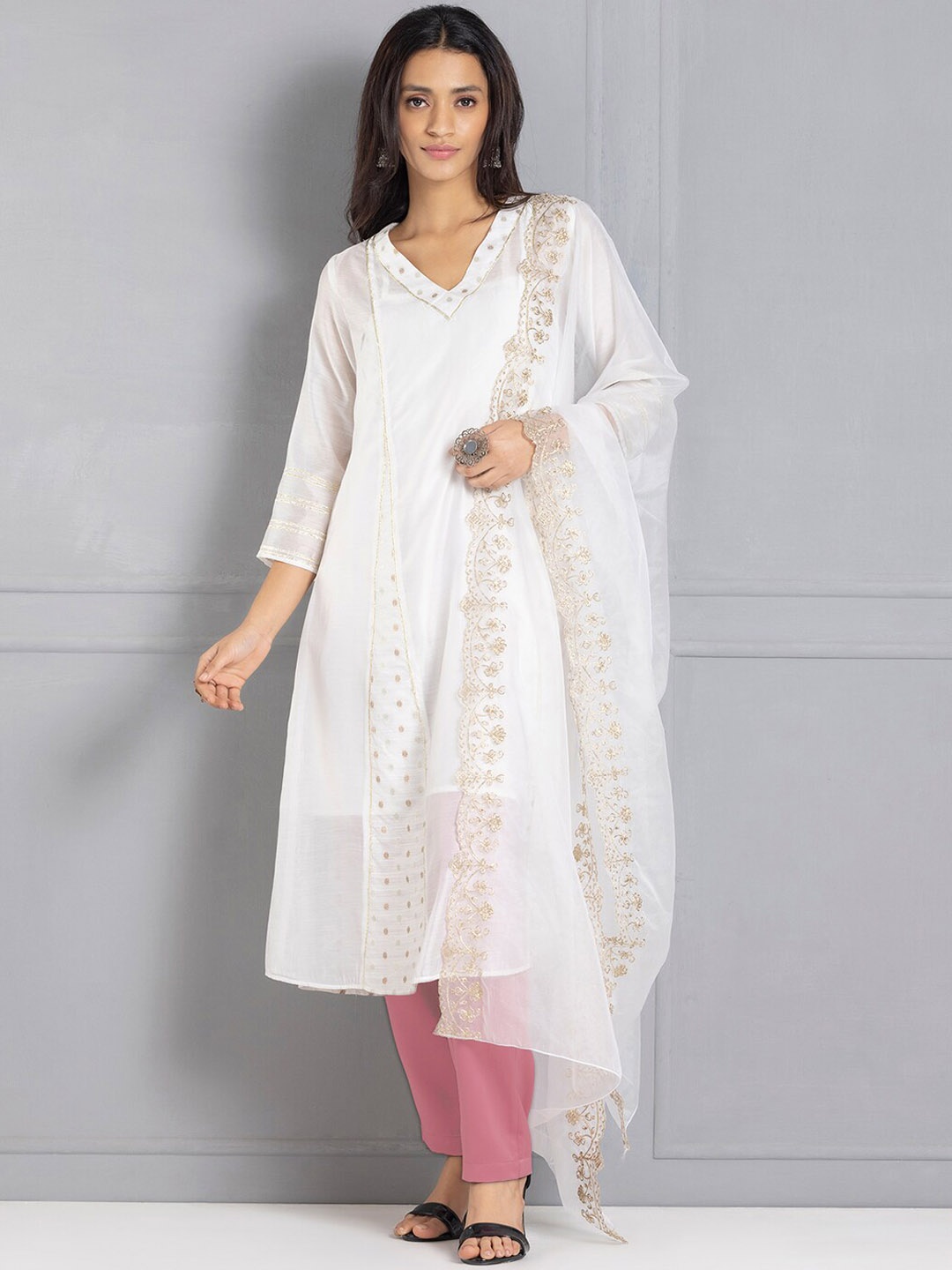 SHAYE Women Ethnic Motifs Panelled Gotta Patti Kurta with Trousers & With Dupatta, White
SHAYE Women Ethnic Motifs Panelled Gotta Patti Kurta with Trousers & With Dupatta, White