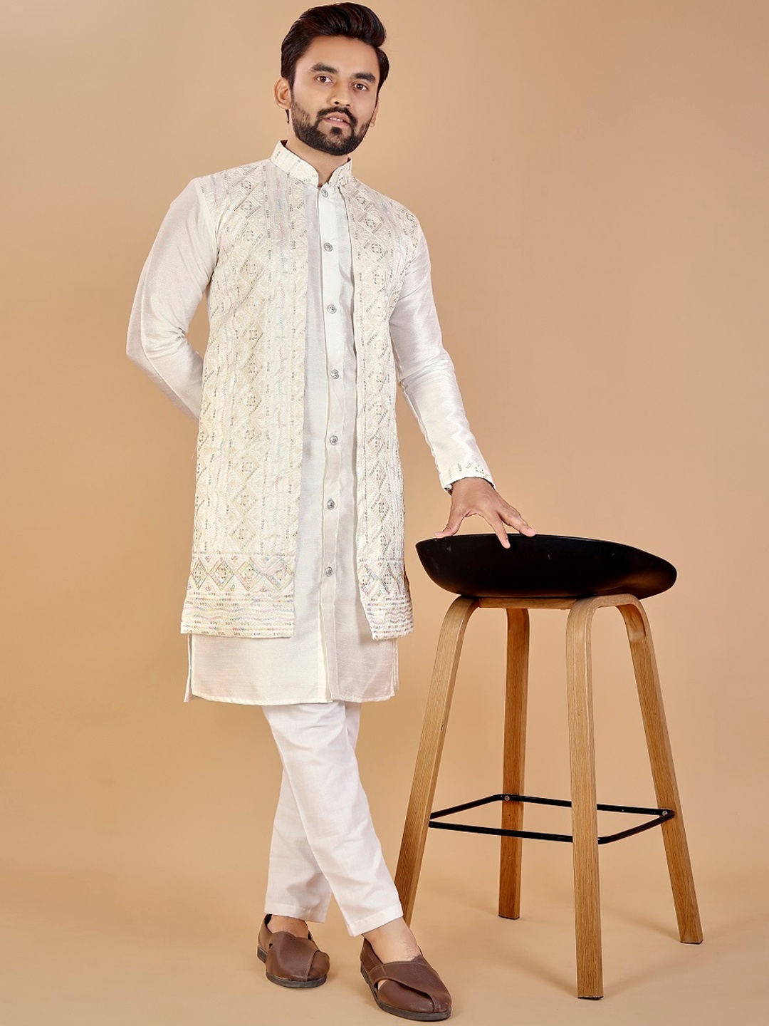 BAESD Geometric Mandarin Collar Thread Work Cotton Kurta with Jacket, White
BAESD Geometric Mandarin Collar Thread Work Cotton Kurta with Jacket, White