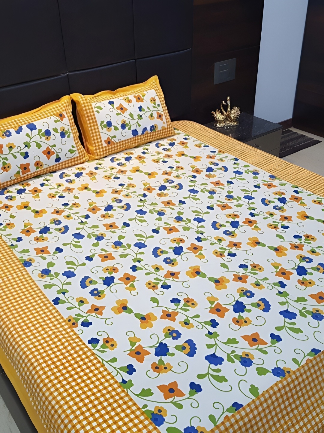 Sohibe White & Orange Floral Printed 144 TC Cotton King Bedsheet with 2 Pillow Covers
Sohibe White & Orange Floral Printed 144 TC Cotton King Bedsheet with 2 Pillow Covers