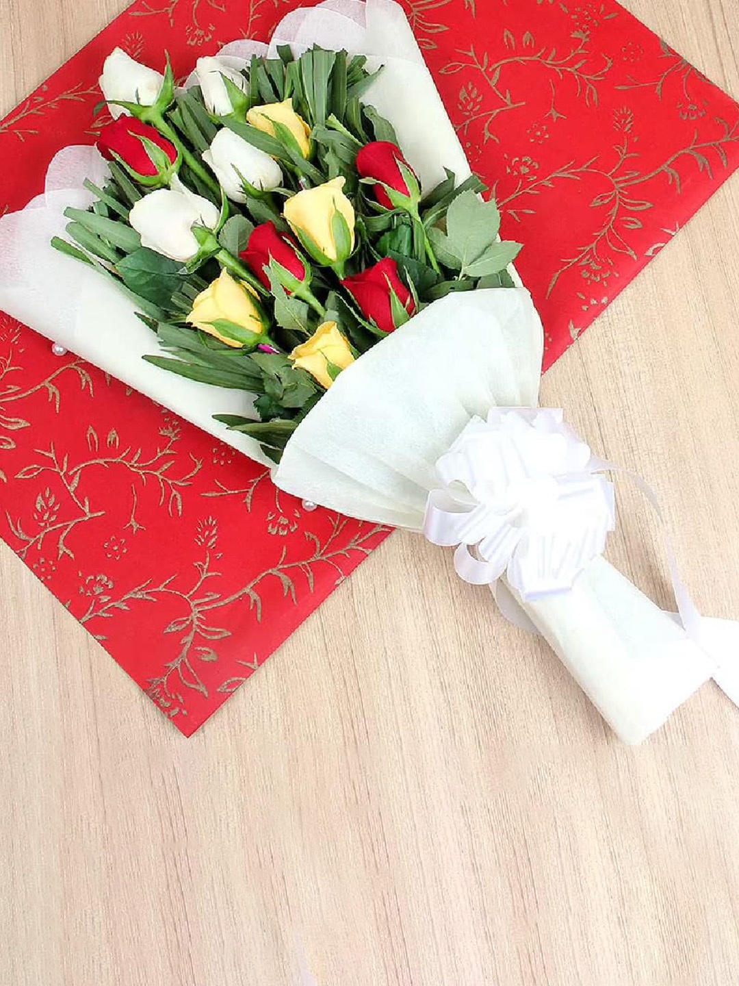Floweraura Red & White 12 Pcs Mixed Fresh Live Roses Flowers Bouquet With Wrapping Paper
Floweraura Red & White 12 Pcs Mixed Fresh Live Roses Flowers Bouquet With Wrapping Paper