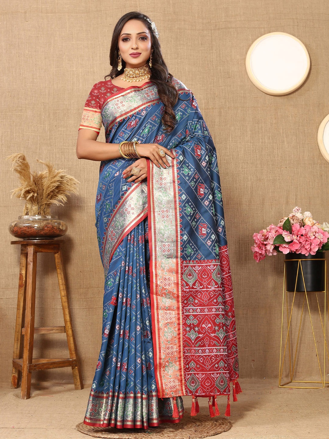 V3 FASHION STUDIO Ethnic Motifs Woven Design Zari Pure Silk Patola Saree, Navy blue
V3 FASHION STUDIO Ethnic Motifs Woven Design Zari Pure Silk Patola Saree, Navy blue