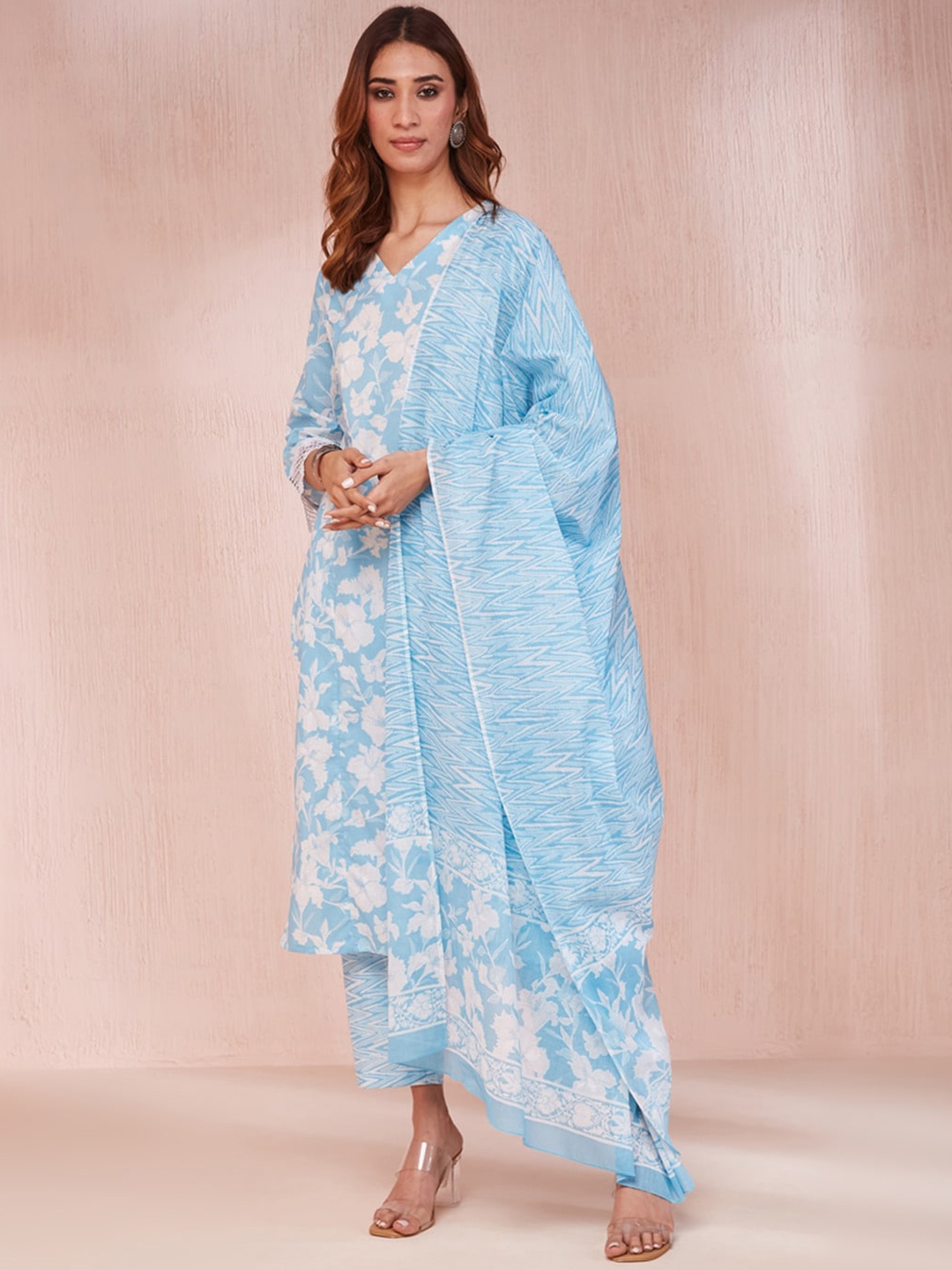 Yufta Women Floral Printed Regular Pure Cotton Kurta with Trousers & With Dupatta, Blue
Yufta Women Floral Printed Regular Pure Cotton Kurta with Trousers & With Dupatta, Blue