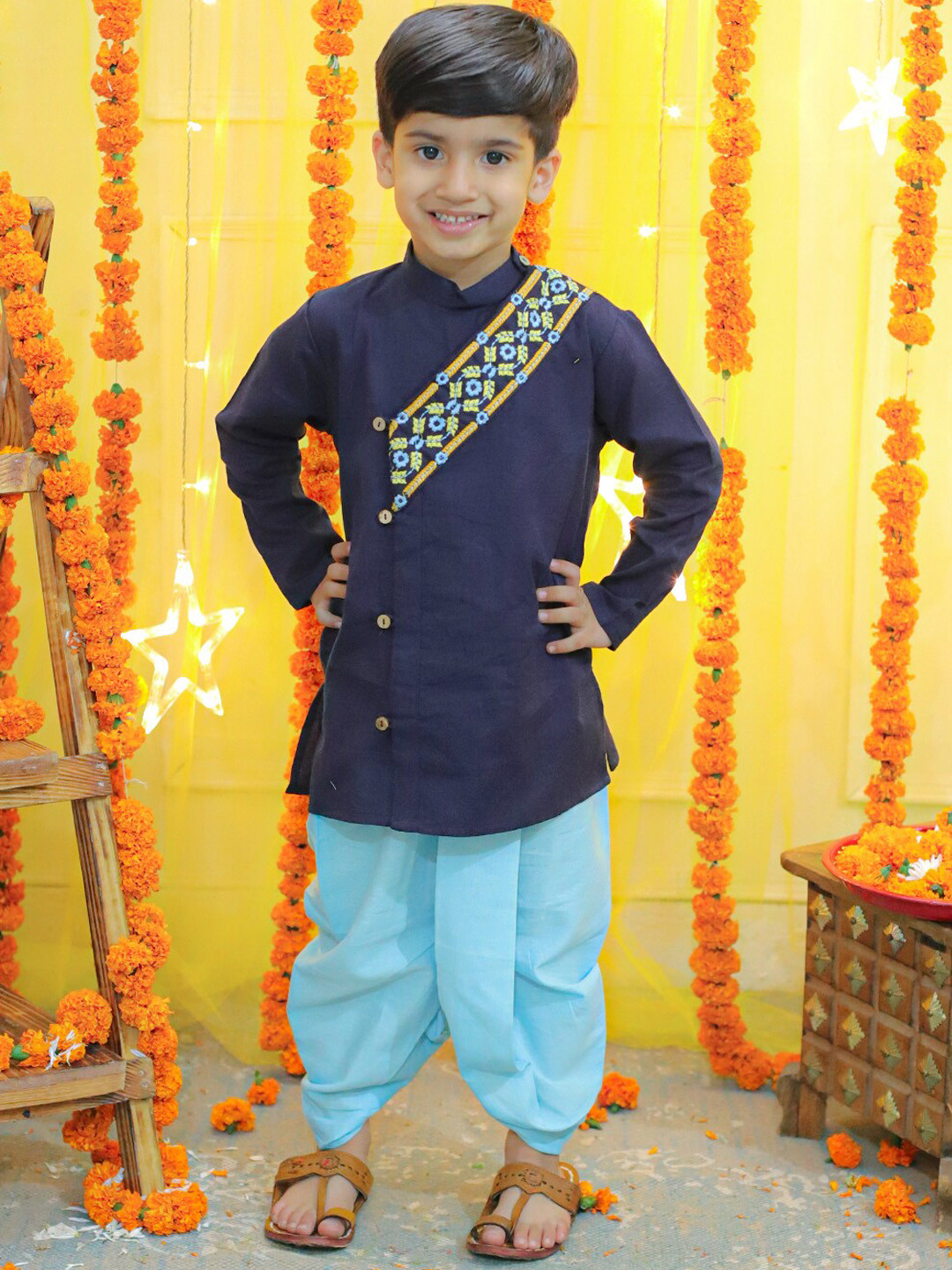 BownBee Boys Geometric Yoke Design Angrakha Thread Work Pure Cotton Kurta with Dhoti Pants, Blue
BownBee Boys Geometric Yoke Design Angrakha Thread Work Pure Cotton Kurta with Dhoti Pants, Blue