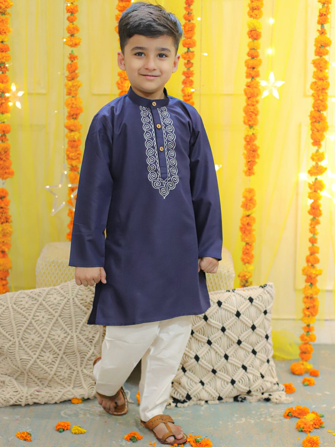 BownBee Boys Ethnic Motifs Yoke Design Regular Thread Work Pure Cotton Kurta with Pyjamas, Blue
BownBee Boys Ethnic Motifs Yoke Design Regular Thread Work Pure Cotton Kurta with Pyjamas, Blue