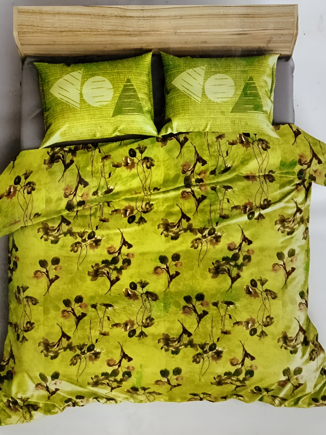 Signature Lime Green & Black Floral 160 TC Cotton Queen Bedsheet with 2 Pillow Covers
Signature Lime Green & Black Floral 160 TC Cotton Queen Bedsheet with 2 Pillow Covers