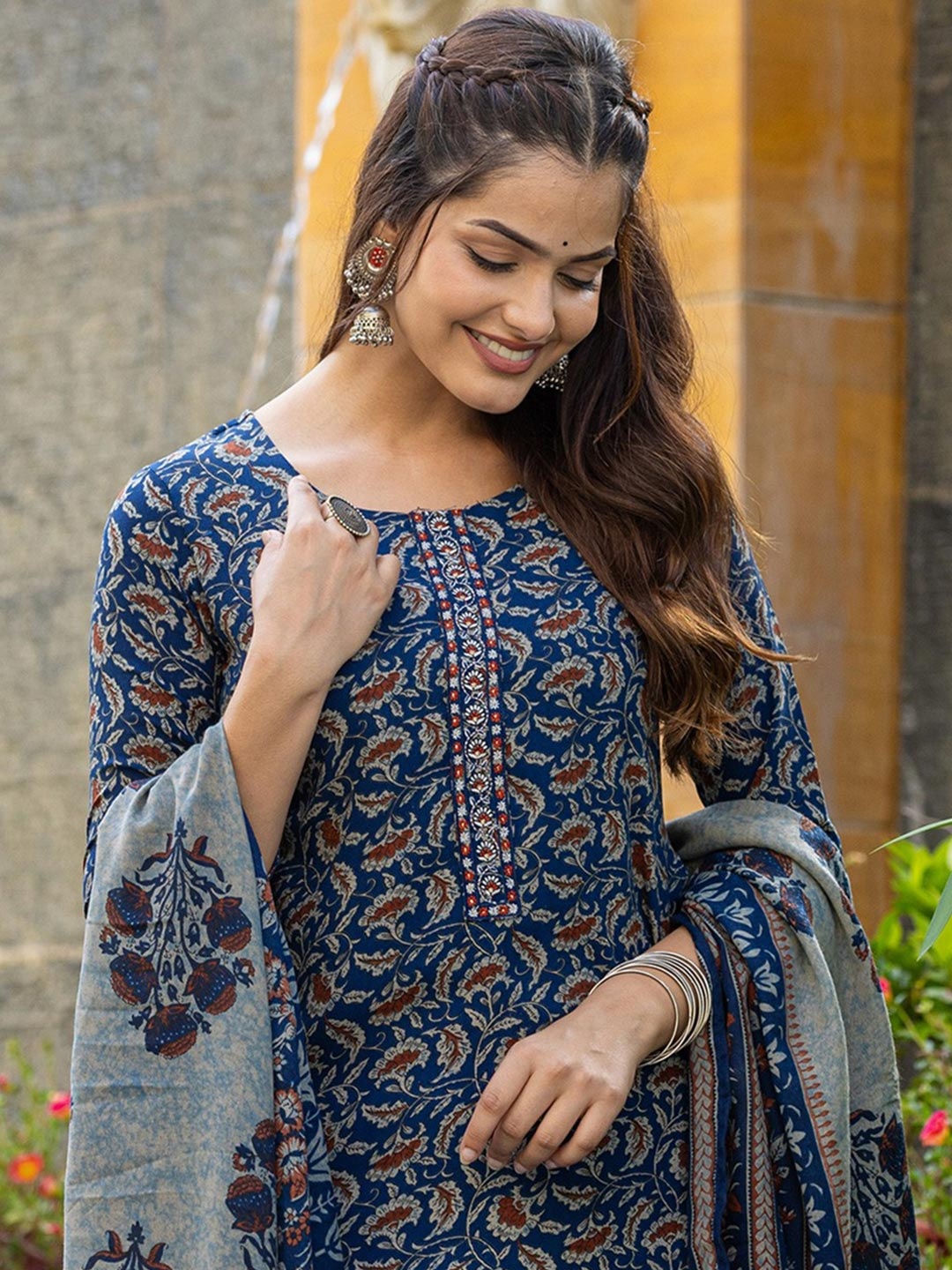 AHIKA Floral Printed Regular Thread Work Straight Kurta with Trousers & Dupatta, Blue
AHIKA Floral Printed Regular Thread Work Straight Kurta with Trousers & Dupatta, Blue
