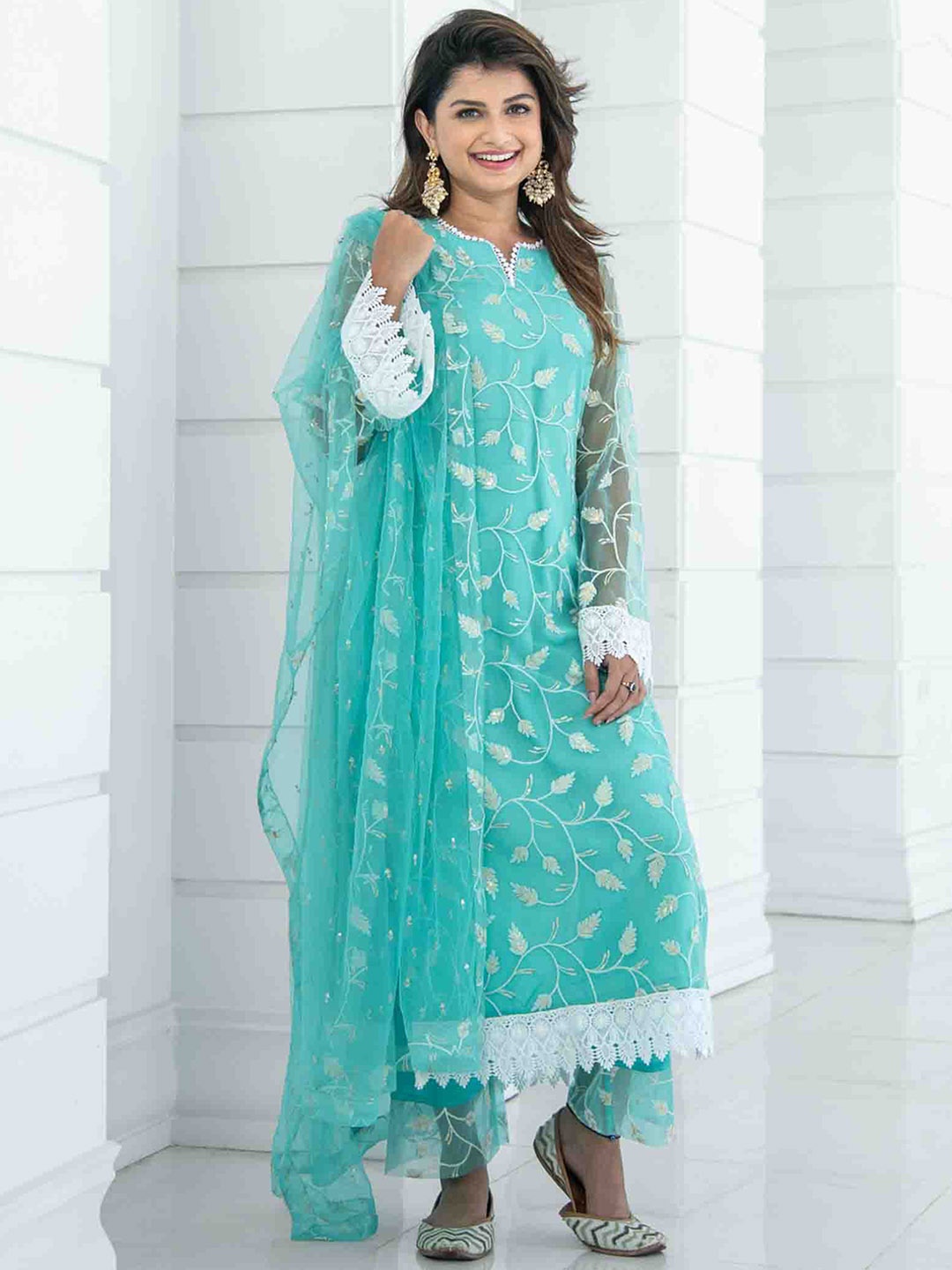 Label Shaurya Sanadhya Floral Embroidered Regular Thread Work Kurta with Pyjamas & Dupatta, Sea green
Label Shaurya Sanadhya Floral Embroidered Regular Thread Work Kurta with Pyjamas & Dupatta, Sea green