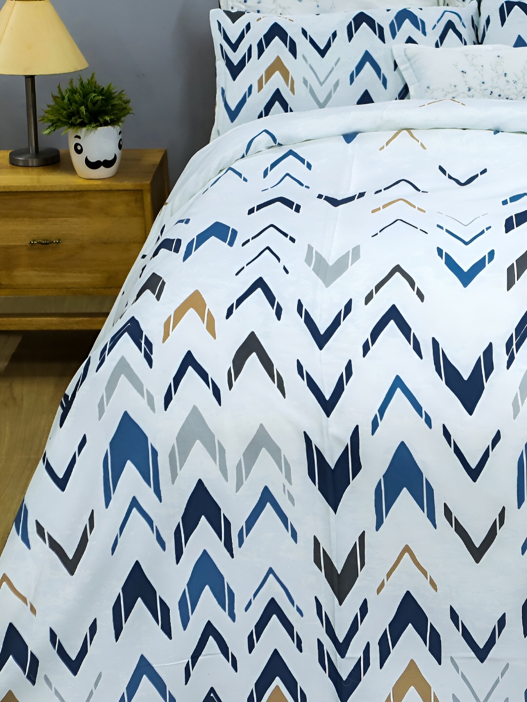BLUE DAHLIA Blue & White Floral 250 TC Fitted Cotton Queen Bedsheet with 2 Pillow Covers
BLUE DAHLIA Blue & White Floral 250 TC Fitted Cotton Queen Bedsheet with 2 Pillow Covers
