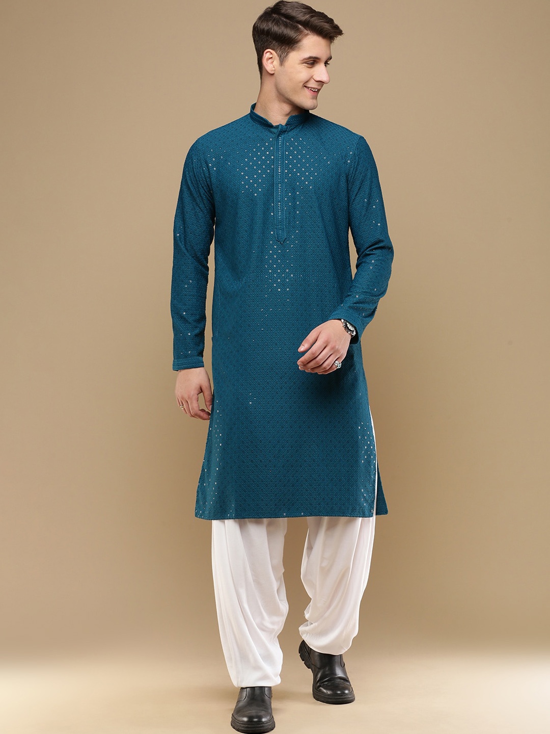 Sanwara Ethnic Motifs Embroidered Mandarin Collar Sequinned Straight Kurta With Patiala, Green
Sanwara Ethnic Motifs Embroidered Mandarin Collar Sequinned Straight Kurta With Patiala, Green