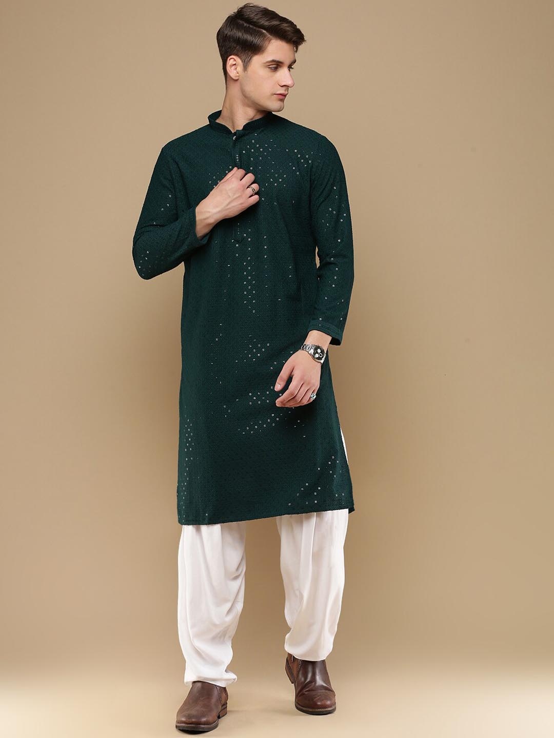 Sanwara Ethnic Motifs Embroidered Mandarin Collar Sequinned Straight Kurta With Patiala, Green
Sanwara Ethnic Motifs Embroidered Mandarin Collar Sequinned Straight Kurta With Patiala, Green