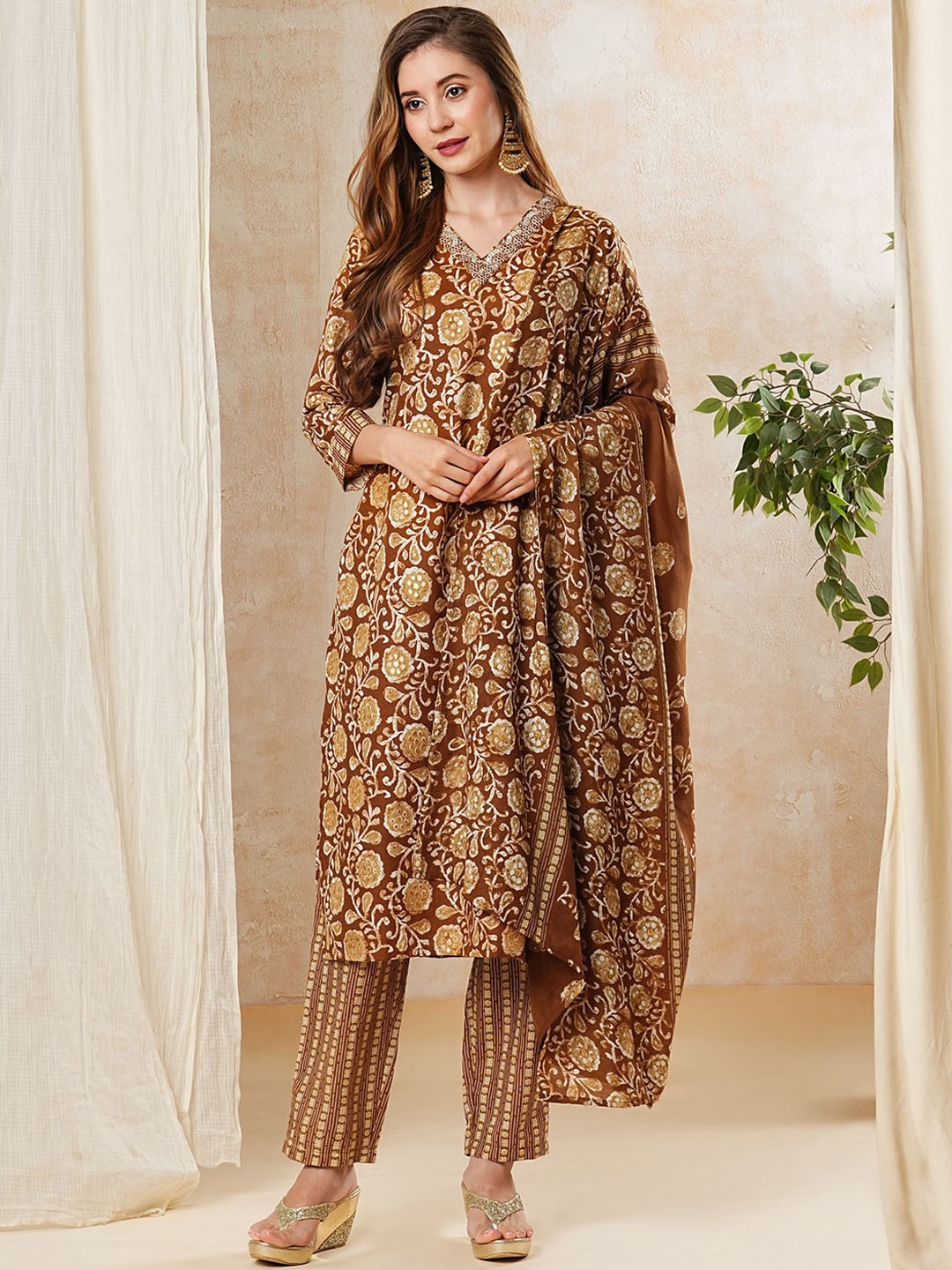FASHOR Floral Printed V-Neck Linen Straight Kurta with Trousers & With Dupatta, Bronze
FASHOR Floral Printed V-Neck Linen Straight Kurta with Trousers & With Dupatta, Bronze