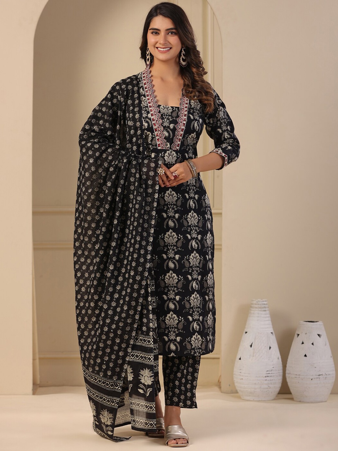 FASHOR Ethnic Motifs Printed V-Neck Three-Quarter Sleeves Pure Cotton Kurta Set, Black
FASHOR Ethnic Motifs Printed V-Neck Three-Quarter Sleeves Pure Cotton Kurta Set, Black