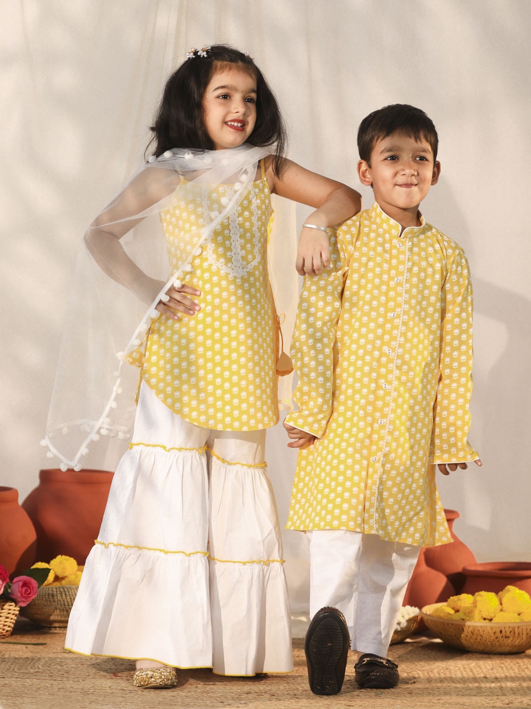 VASTRAMAY Boys Floral Printed Mandarin Collar Regular Straight Kurta With Pyjamas, Yellow
VASTRAMAY Boys Floral Printed Mandarin Collar Regular Straight Kurta With Pyjamas, Yellow