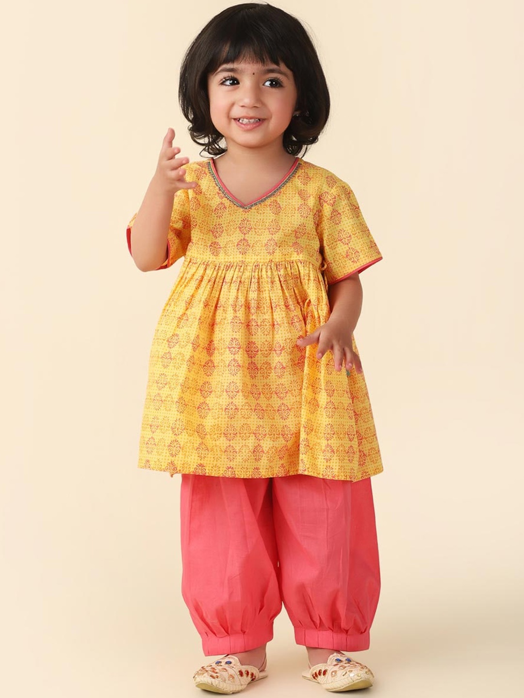 Fabindia Girls Ethnic Motifs Printed Thread Work A-Line Pure Cotton Kurta with Salwar, Yellow
Fabindia Girls Ethnic Motifs Printed Thread Work A-Line Pure Cotton Kurta with Salwar, Yellow