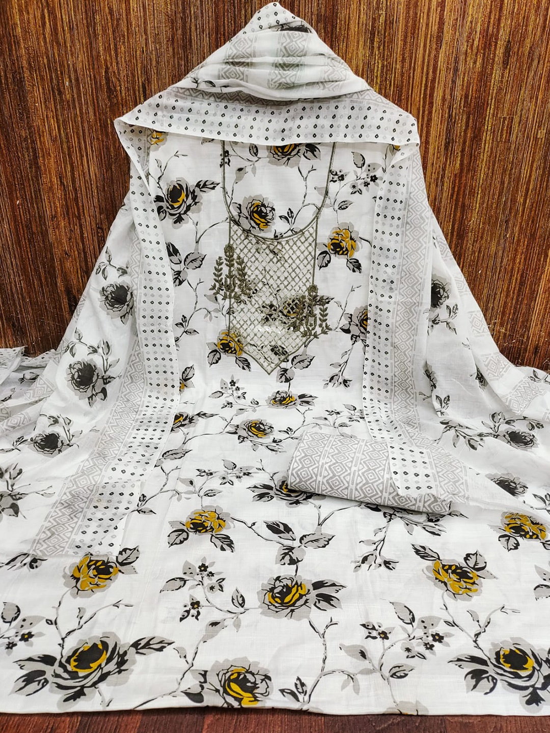 mimi design Floral Printed Sequinned Detailed Jute Cotton Unstitched Dress Material, Cream
mimi design Floral Printed Sequinned Detailed Jute Cotton Unstitched Dress Material, Cream