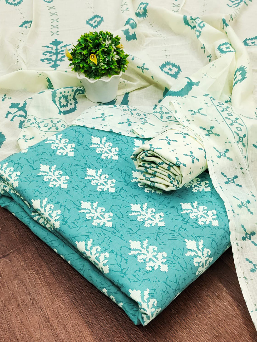 mimi design Ethnic Motifs Printed Jute Cotton Unstitched Dress Material, Turquoise blue
mimi design Ethnic Motifs Printed Jute Cotton Unstitched Dress Material, Turquoise blue
