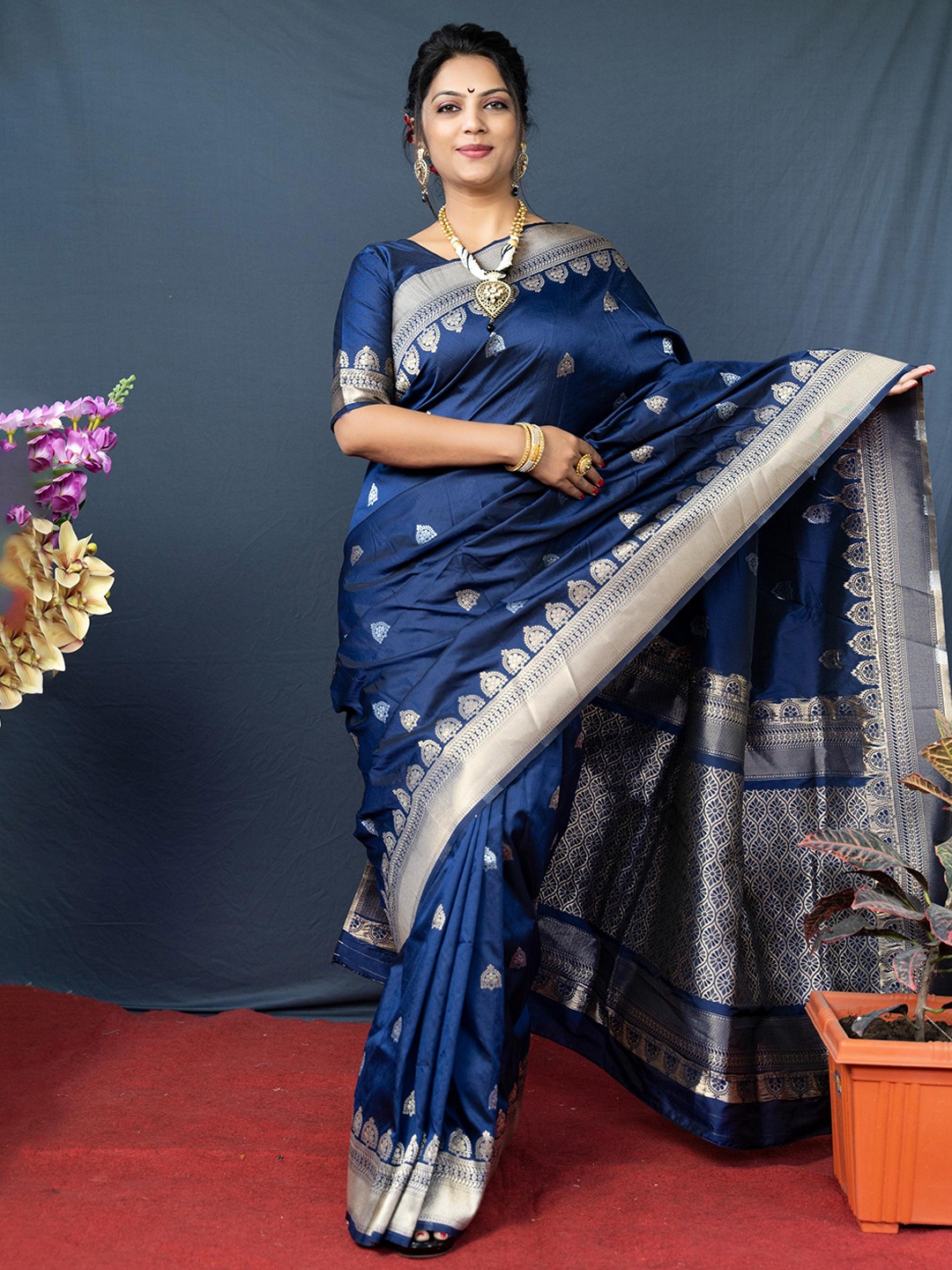 Royal Rajgharana Saree Ethnic Motifs Woven Design Zari Pure Silk Banarasi Saree, Navy blue
Royal Rajgharana Saree Ethnic Motifs Woven Design Zari Pure Silk Banarasi Saree, Navy blue