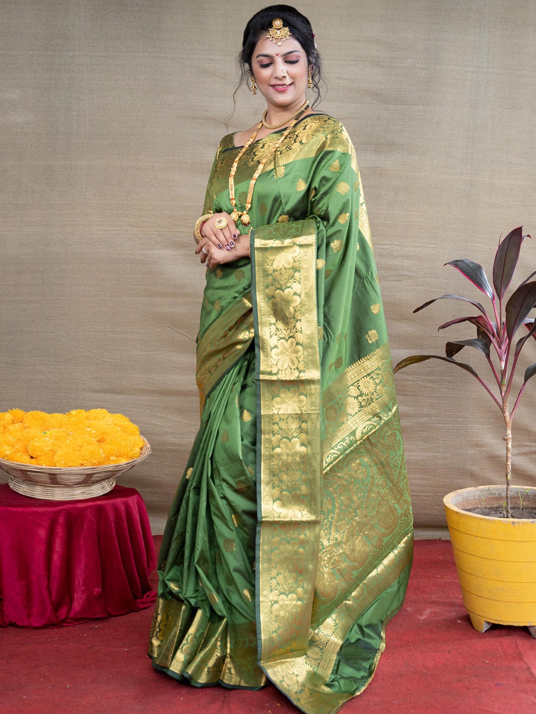 Royal Rajgharana Saree Ethnic Motifs Woven Design Zari Pure Silk Banarasi Saree, Lime green
Royal Rajgharana Saree Ethnic Motifs Woven Design Zari Pure Silk Banarasi Saree, Lime green
