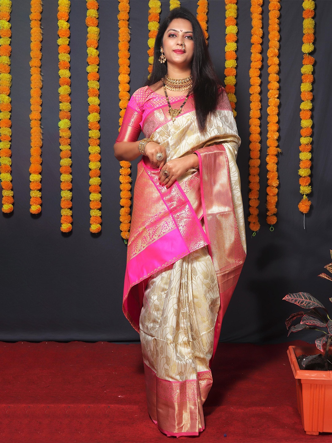 Royal Rajgharana Saree Floral Woven Design Zari Silk Cotton Kanjeevaram Saree, Off white
Royal Rajgharana Saree Floral Woven Design Zari Silk Cotton Kanjeevaram Saree, Off white