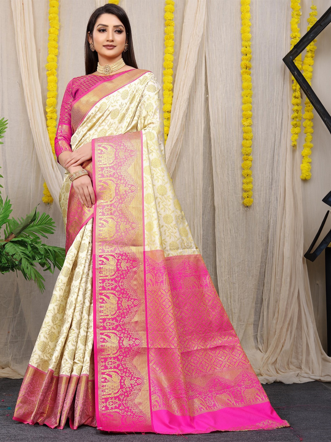 Royal Rajgharana Saree Ethnic Motifs Woven Design Zari Silk Cotton Kanjeevaram Saree, White
Royal Rajgharana Saree Ethnic Motifs Woven Design Zari Silk Cotton Kanjeevaram Saree, White