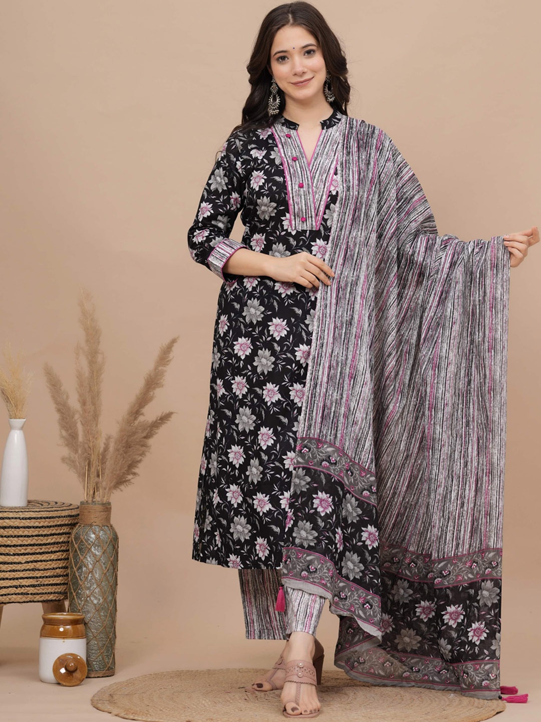 MissKurti Floral Printed Notched Neck Pure Cotton Kurta with Salwar & With Dupatta, Black
MissKurti Floral Printed Notched Neck Pure Cotton Kurta with Salwar & With Dupatta, Black