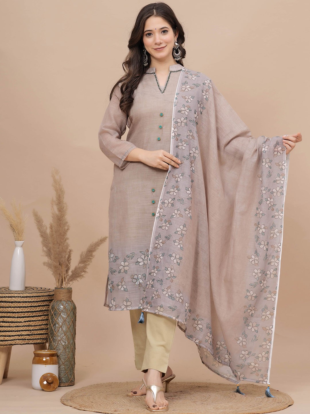 MissKurti Floral Printed Regular Thread Work Kurta with Trouser & With Dupatta, Beige
MissKurti Floral Printed Regular Thread Work Kurta with Trouser & With Dupatta, Beige