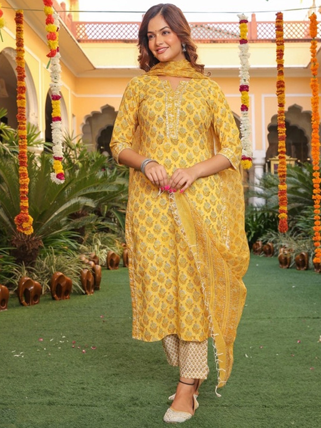 Mialo fashion Ethnic Motifs Printed Sequinned Regular Kurta With Trousers & Dupatta, Yellow
Mialo fashion Ethnic Motifs Printed Sequinned Regular Kurta With Trousers & Dupatta, Yellow