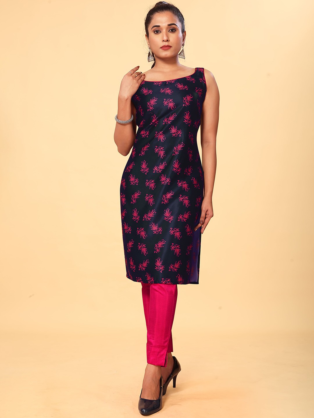 ODD BY chansi TRENDZ Floral Printed Sleeveless Straight Kurta with Trousers, Navy blue
ODD BY chansi TRENDZ Floral Printed Sleeveless Straight Kurta with Trousers, Navy blue