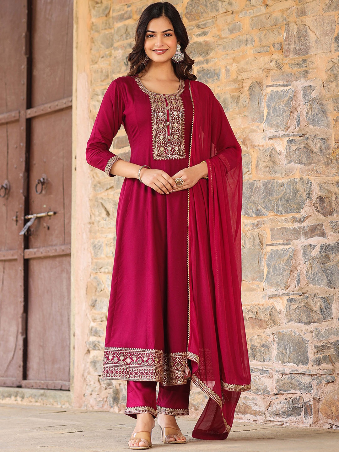 AMIRAS INDIAN ETHNIC WEAR Yoke Design Sequined Anarkali Kurta with Palazzos & Dupatta, Maroon
AMIRAS INDIAN ETHNIC WEAR Yoke Design Sequined Anarkali Kurta with Palazzos & Dupatta, Maroon