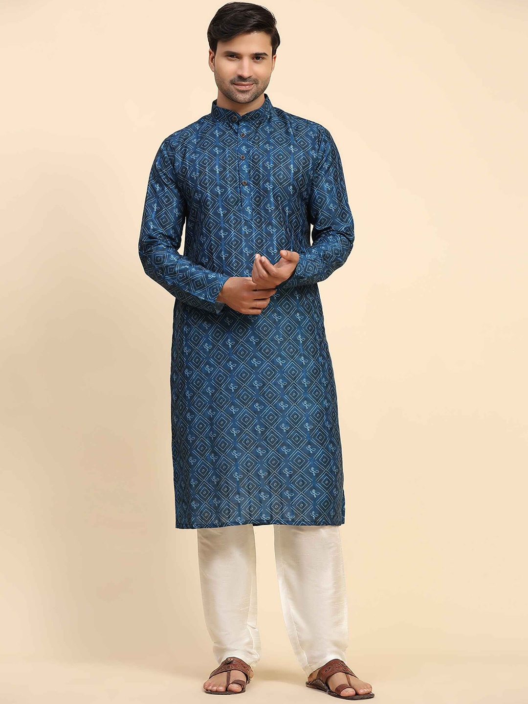 Cult Indie Ethnic Motifs Printed Mandarin Collar Cotton Silk Straight Kurta With Pyjama, Blue
Cult Indie Ethnic Motifs Printed Mandarin Collar Cotton Silk Straight Kurta With Pyjama, Blue