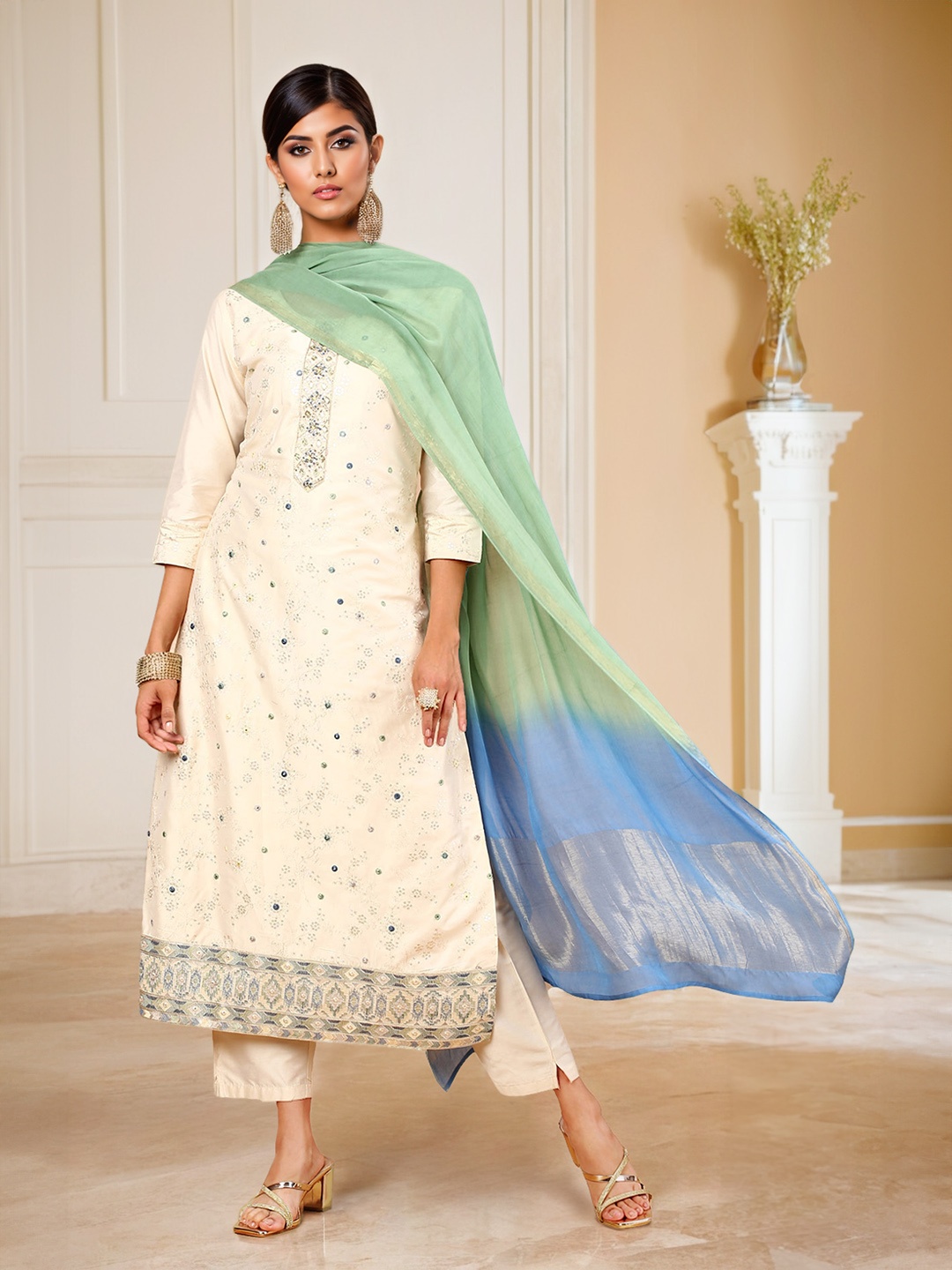 Soch Cream Coloured Ethnic Motifs Embroidered Sequinned Kurta with Trousers & With Dupatta
Soch Cream Coloured Ethnic Motifs Embroidered Sequinned Kurta with Trousers & With Dupatta