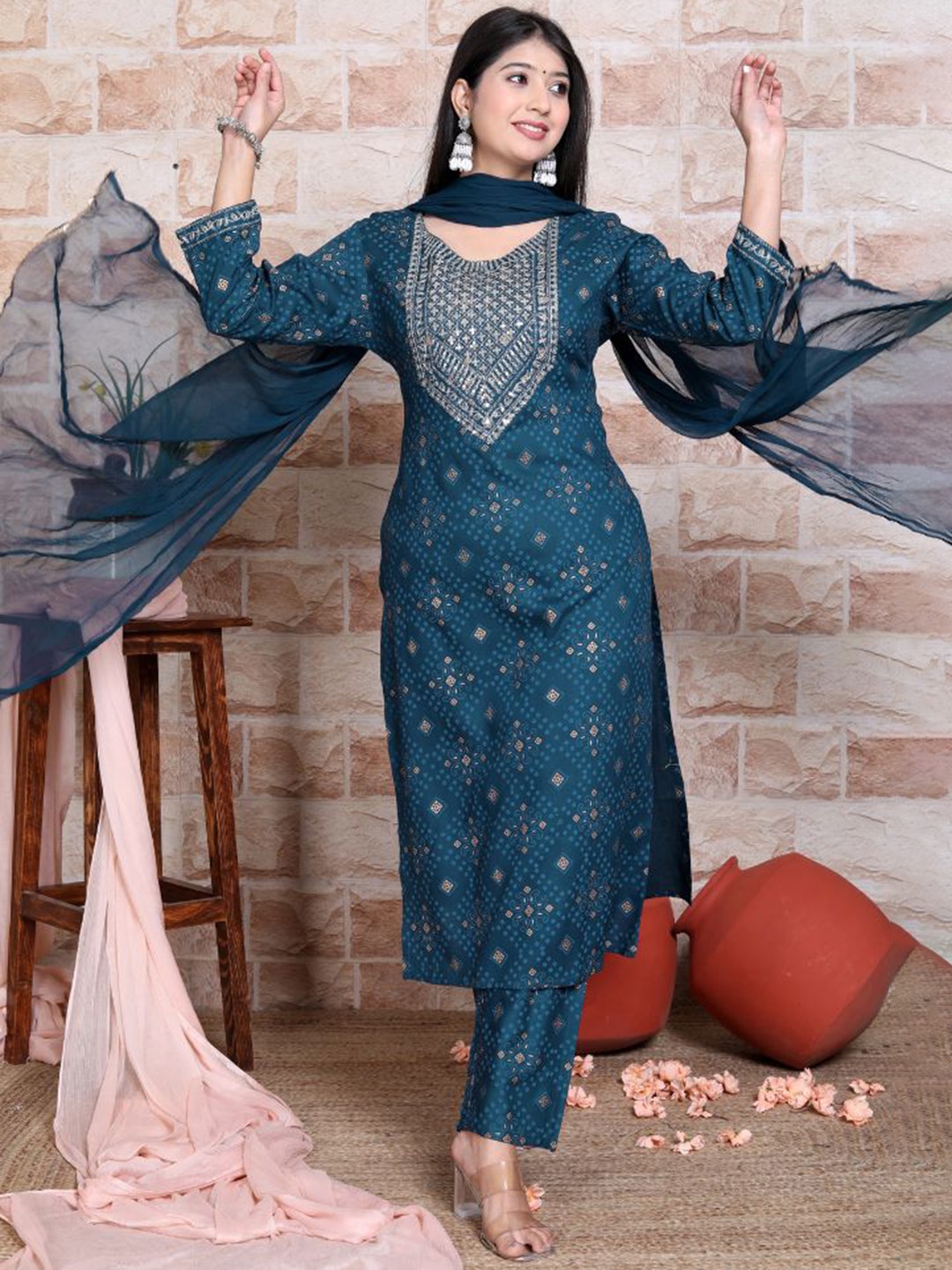 gvs shoppe Floral Embroidered Sequinned Regular Kurta With Palazzos & Dupatta, Blue
gvs shoppe Floral Embroidered Sequinned Regular Kurta With Palazzos & Dupatta, Blue