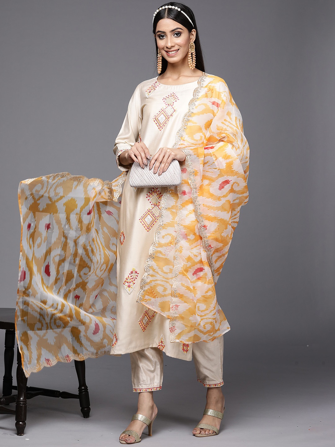 Indo Era Wihte Floral Embroidered Round Neck Straight Kurta with Trousers & Dupatta, White
Indo Era Wihte Floral Embroidered Round Neck Straight Kurta with Trousers & Dupatta, White
