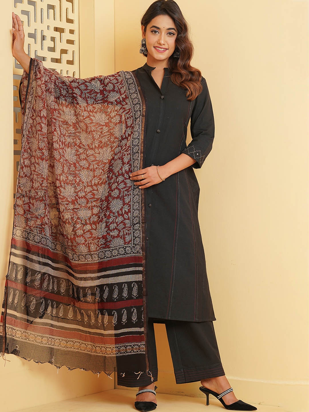 JAIPURIBANNO Embroidered Pure Cotton Kurta with Trousers & Kota Doriya Dupatta, Black
JAIPURIBANNO Embroidered Pure Cotton Kurta with Trousers & Kota Doriya Dupatta, Black