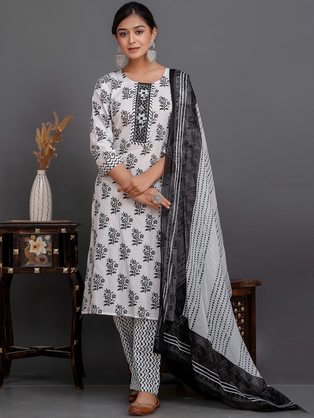 AARYAHI Women Floral Printed Regular Thread Work Pure Cotton Kurta With Trousers & Dupatta, Grey
AARYAHI Women Floral Printed Regular Thread Work Pure Cotton Kurta With Trousers & Dupatta, Grey