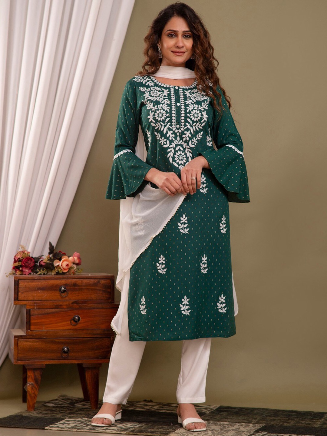 PURVIJA KURTIES Round Neck Ethnic Motifs Embroidered Regular Thread Work Kurta Set, Green
PURVIJA KURTIES Round Neck Ethnic Motifs Embroidered Regular Thread Work Kurta Set, Green