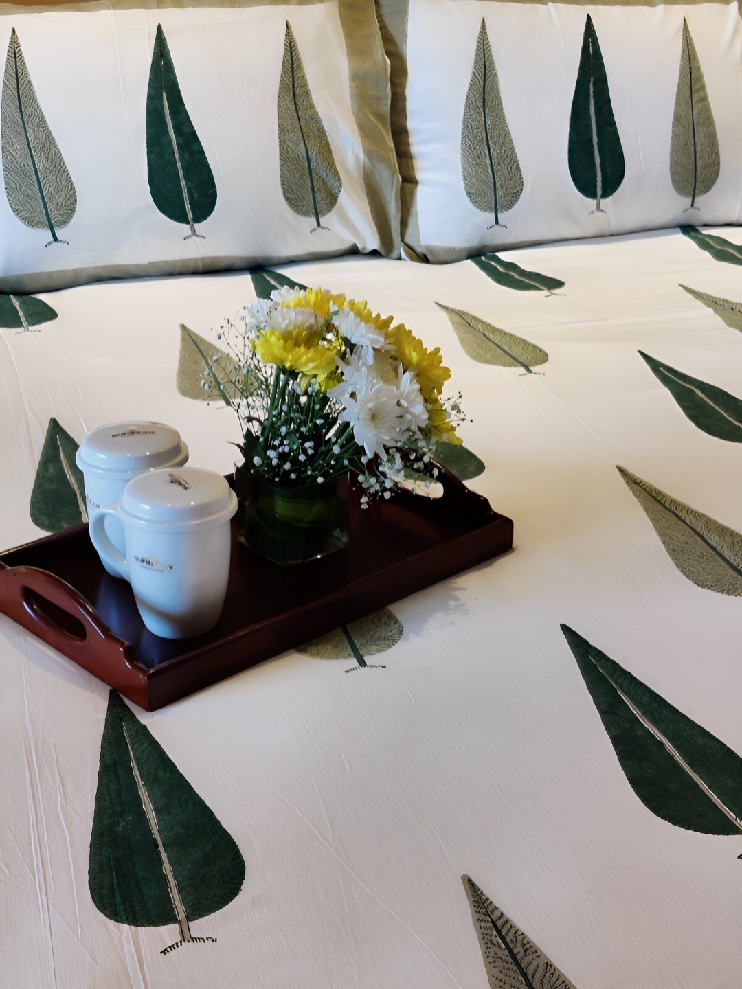 Feels Like Home White & Green Geometric Cotton 300 TC King Bedsheet with 2 Pillow Covers
Feels Like Home White & Green Geometric Cotton 300 TC King Bedsheet with 2 Pillow Covers