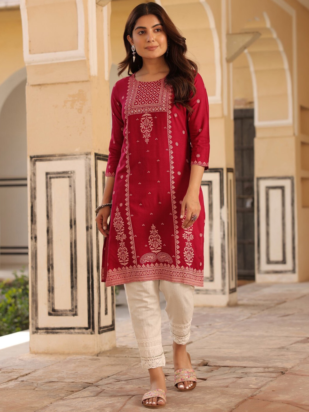 Juniper Ethnic Motifs Printed Round Neck Sequinned Liva Kurta with Trousers, Fuchsia
Juniper Ethnic Motifs Printed Round Neck Sequinned Liva Kurta with Trousers, Fuchsia