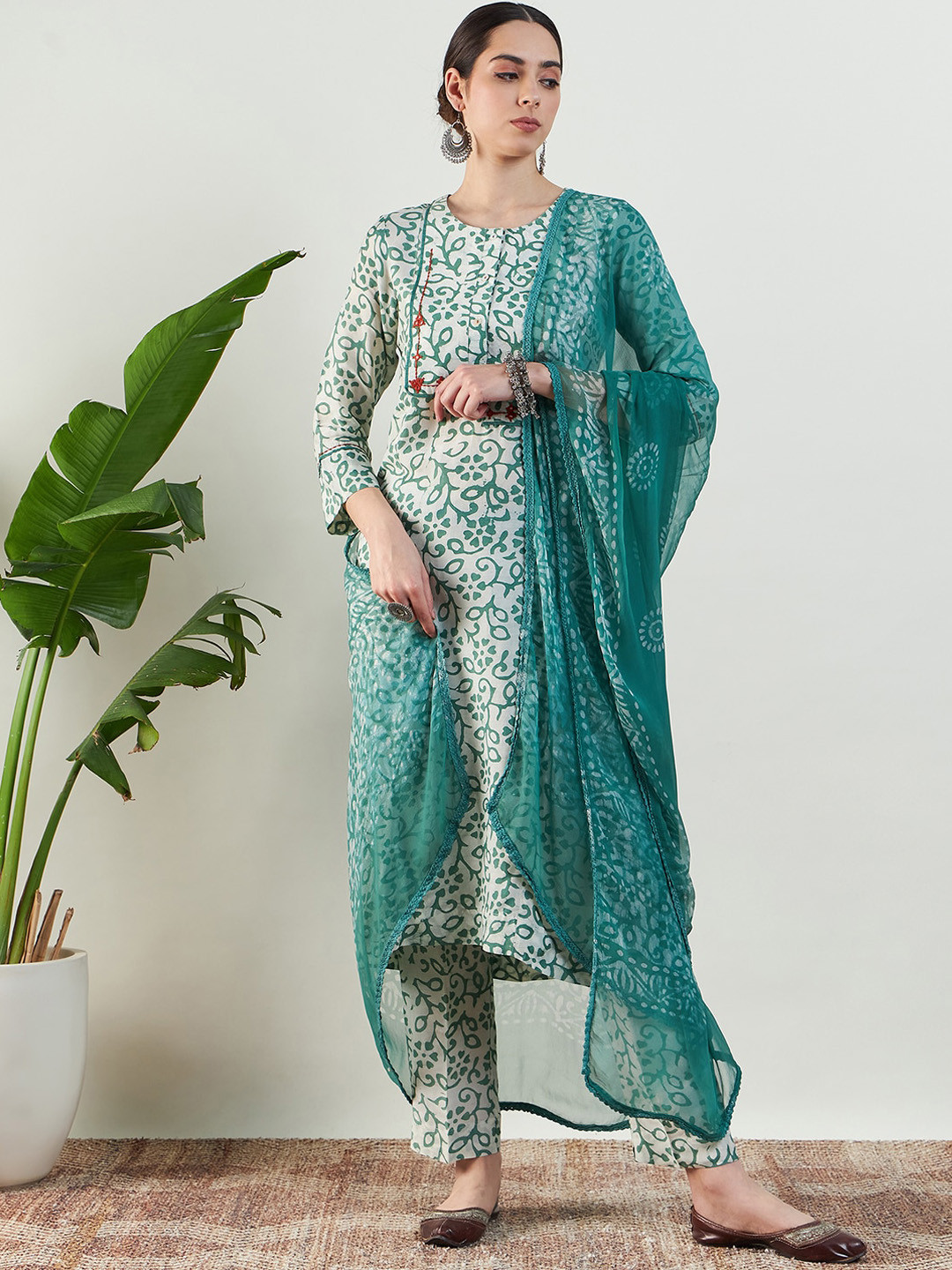 STADO Ethnic Motifs Embroidered Regular Pure Cotton Kurta with Trousers & Dupatta, Green
STADO Ethnic Motifs Embroidered Regular Pure Cotton Kurta with Trousers & Dupatta, Green