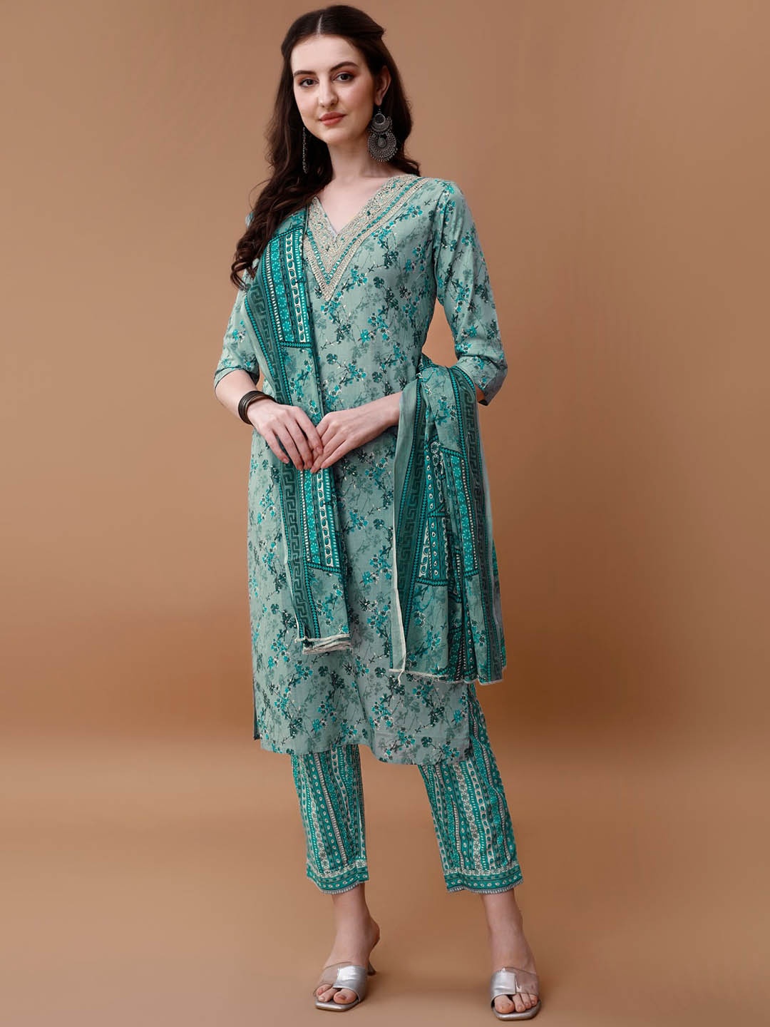 KALINI Floral Printed V-Neck Regular Sequinned Pure Cotton Kurta Set With Dupatta, Blue
KALINI Floral Printed V-Neck Regular Sequinned Pure Cotton Kurta Set With Dupatta, Blue
