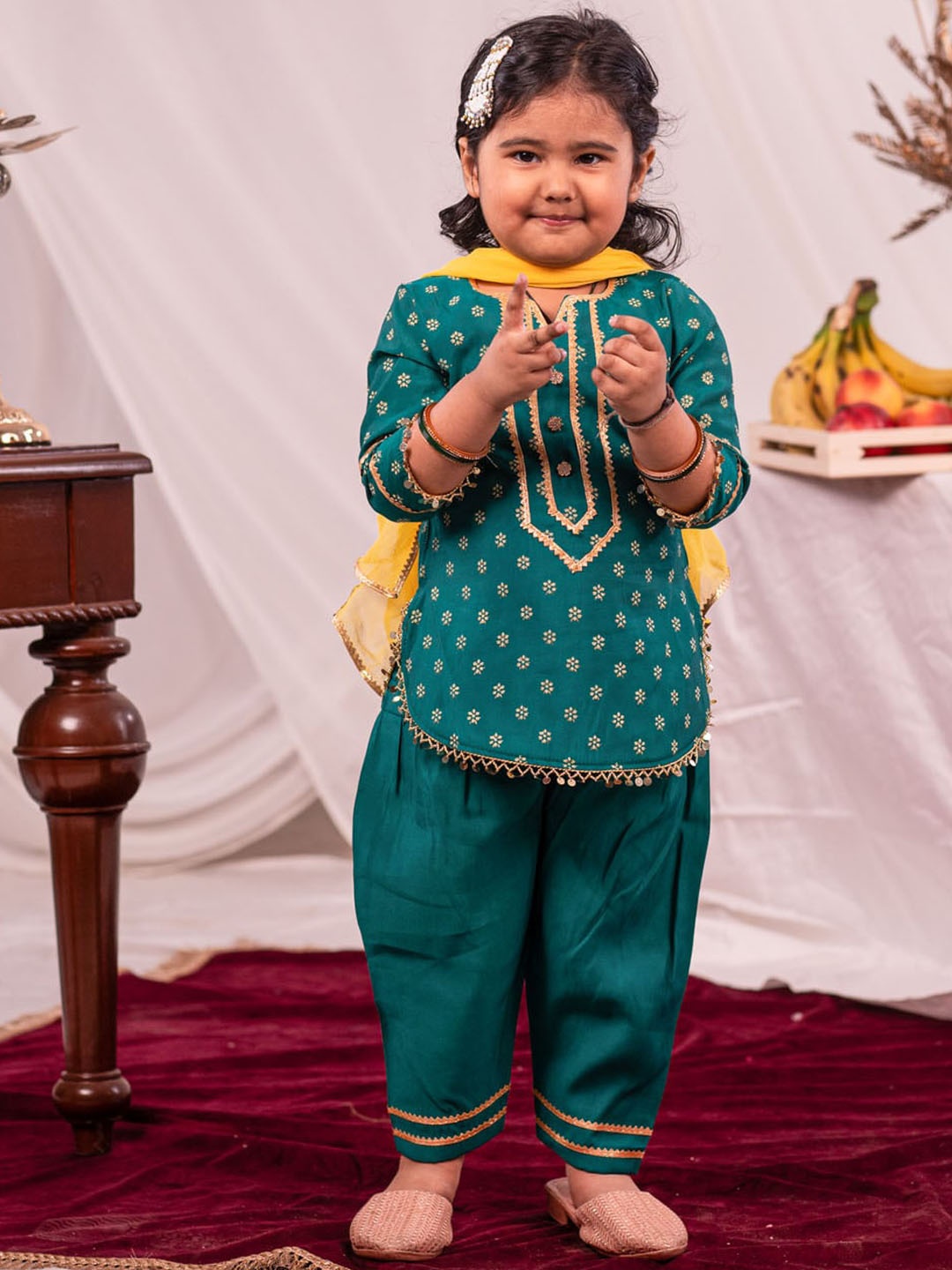 VASTRAMAY Girls Ethnic Motifs Printed Regular Gotta Patti Kurta with Patiala & Dupatta, Green
VASTRAMAY Girls Ethnic Motifs Printed Regular Gotta Patti Kurta with Patiala & Dupatta, Green