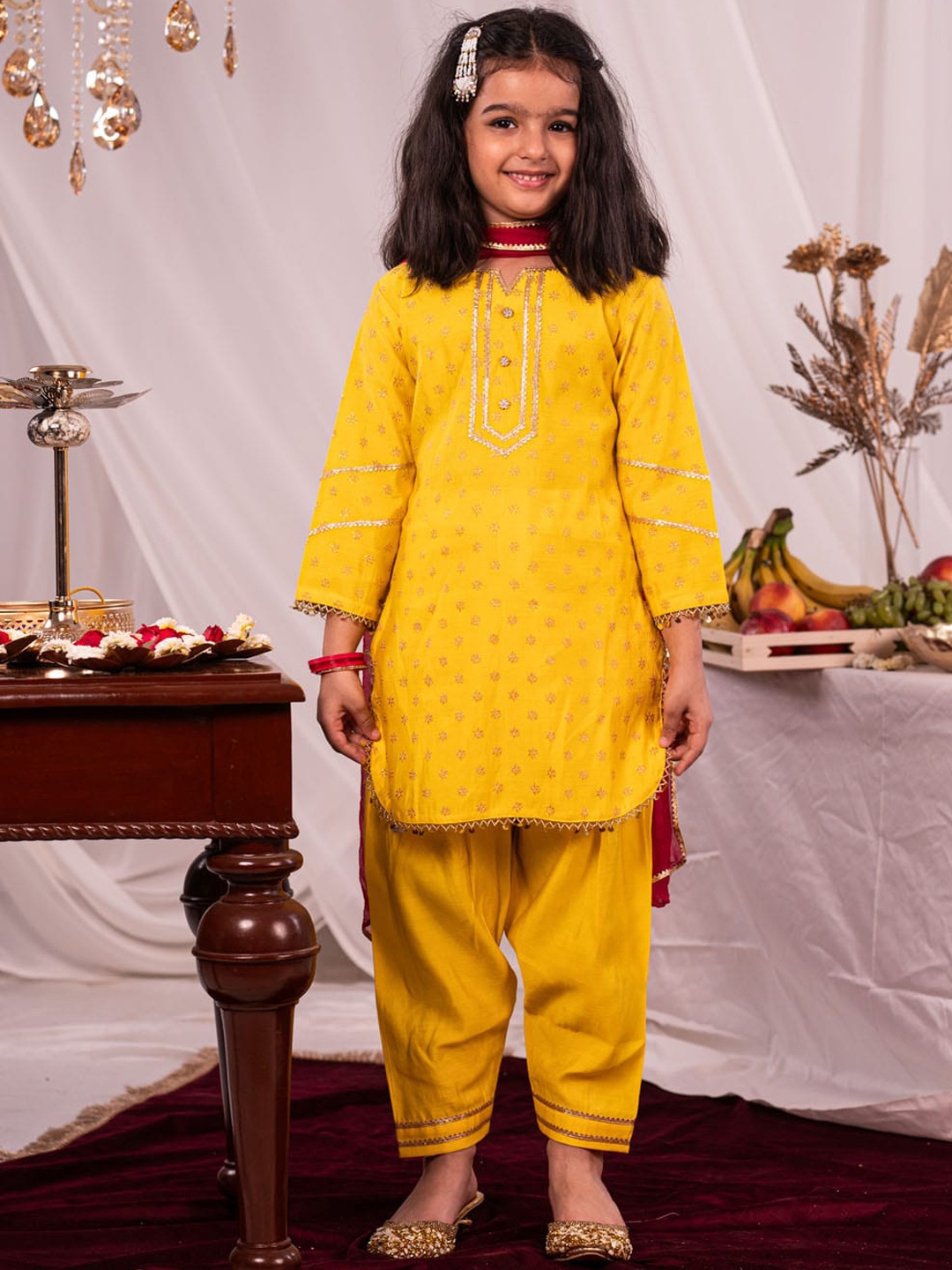 VASTRAMAY Girls Ethnic Motifs Foil Printed Gotta Patti Kurta with Patiala & With Dupatta, Yellow
VASTRAMAY Girls Ethnic Motifs Foil Printed Gotta Patti Kurta with Patiala & With Dupatta, Yellow