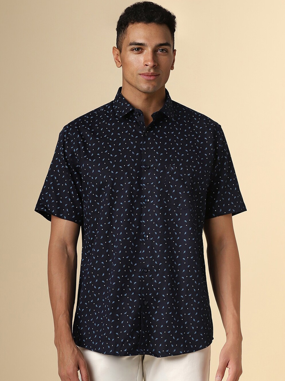 Allen Solly Slim Fit Floral Printed Spread Collar Half Sleeves Cotton Casual Shirt, Navy blue
Allen Solly Slim Fit Floral Printed Spread Collar Half Sleeves Cotton Casual Shirt, Navy blue