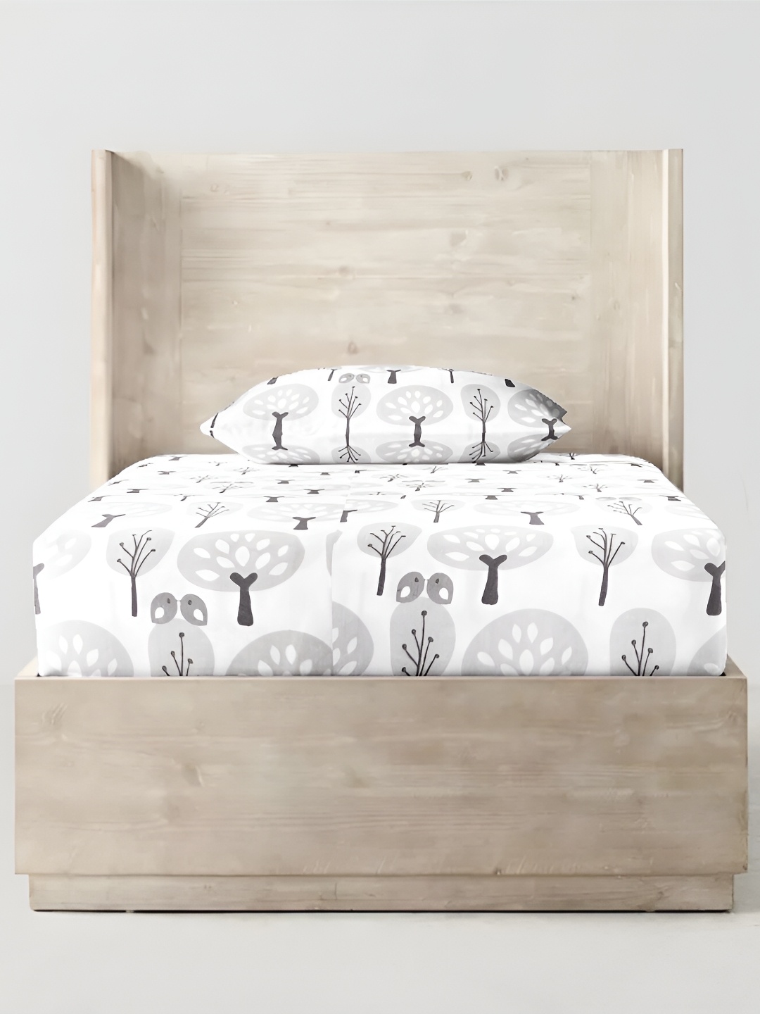 THE BABY ATELIER White Printed Cotton Fitted 350 TC Single Bedsheet With Pillow Covers
THE BABY ATELIER White Printed Cotton Fitted 350 TC Single Bedsheet With Pillow Covers