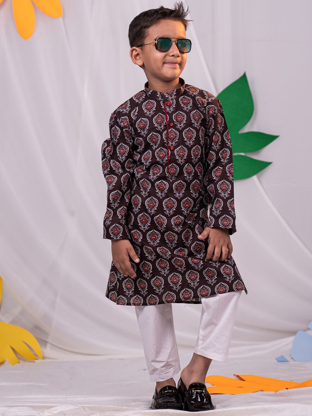 VASTRAMAY Boys Floral Printed Regular Pure Cotton Kurta with Pyjamas, Coffee brown
VASTRAMAY Boys Floral Printed Regular Pure Cotton Kurta with Pyjamas, Coffee brown