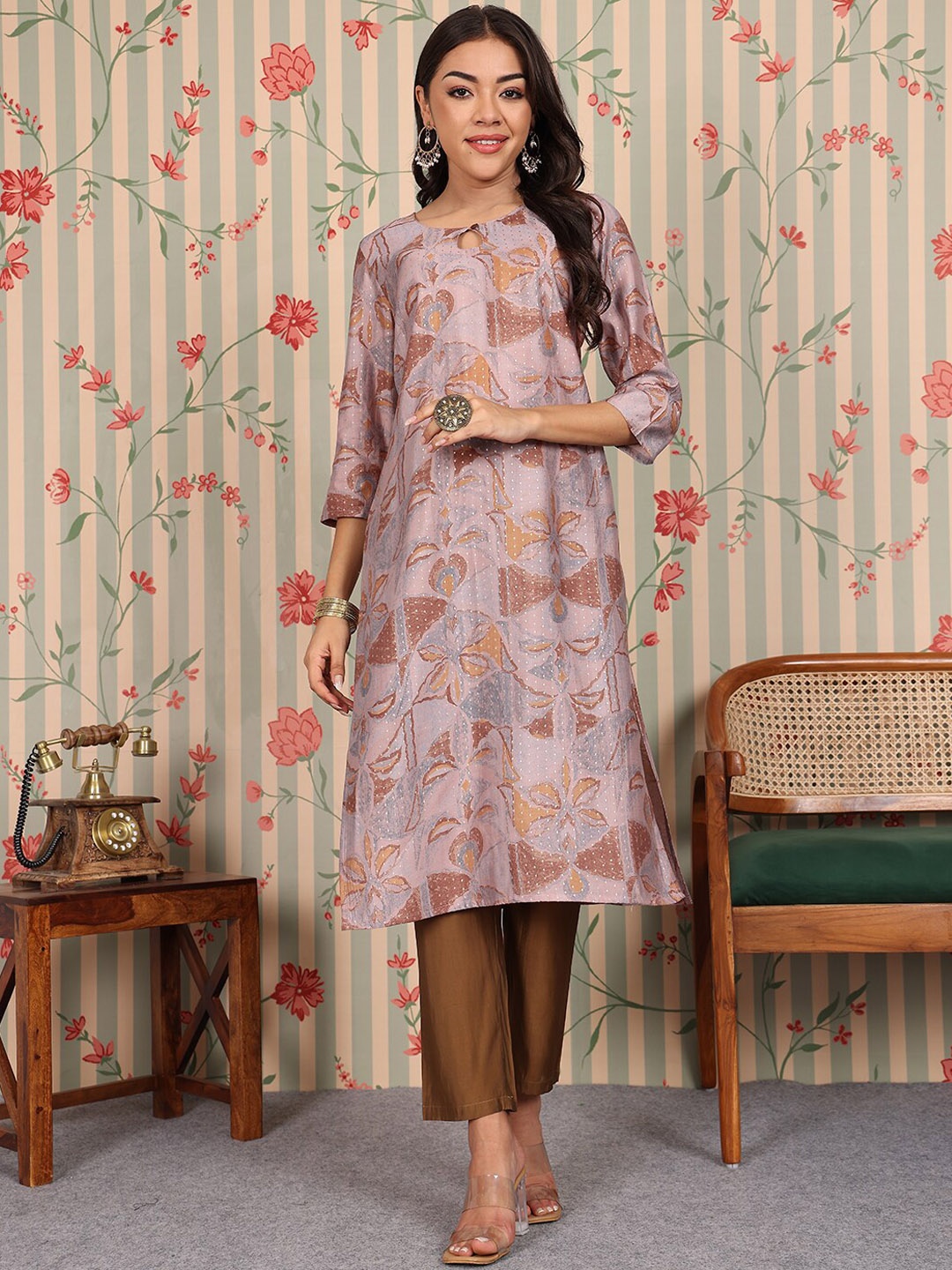Ode by House of Pataudi Floral Printed Straight Chanderi Silk Kurta with Trousers, Purple
Ode by House of Pataudi Floral Printed Straight Chanderi Silk Kurta with Trousers, Purple