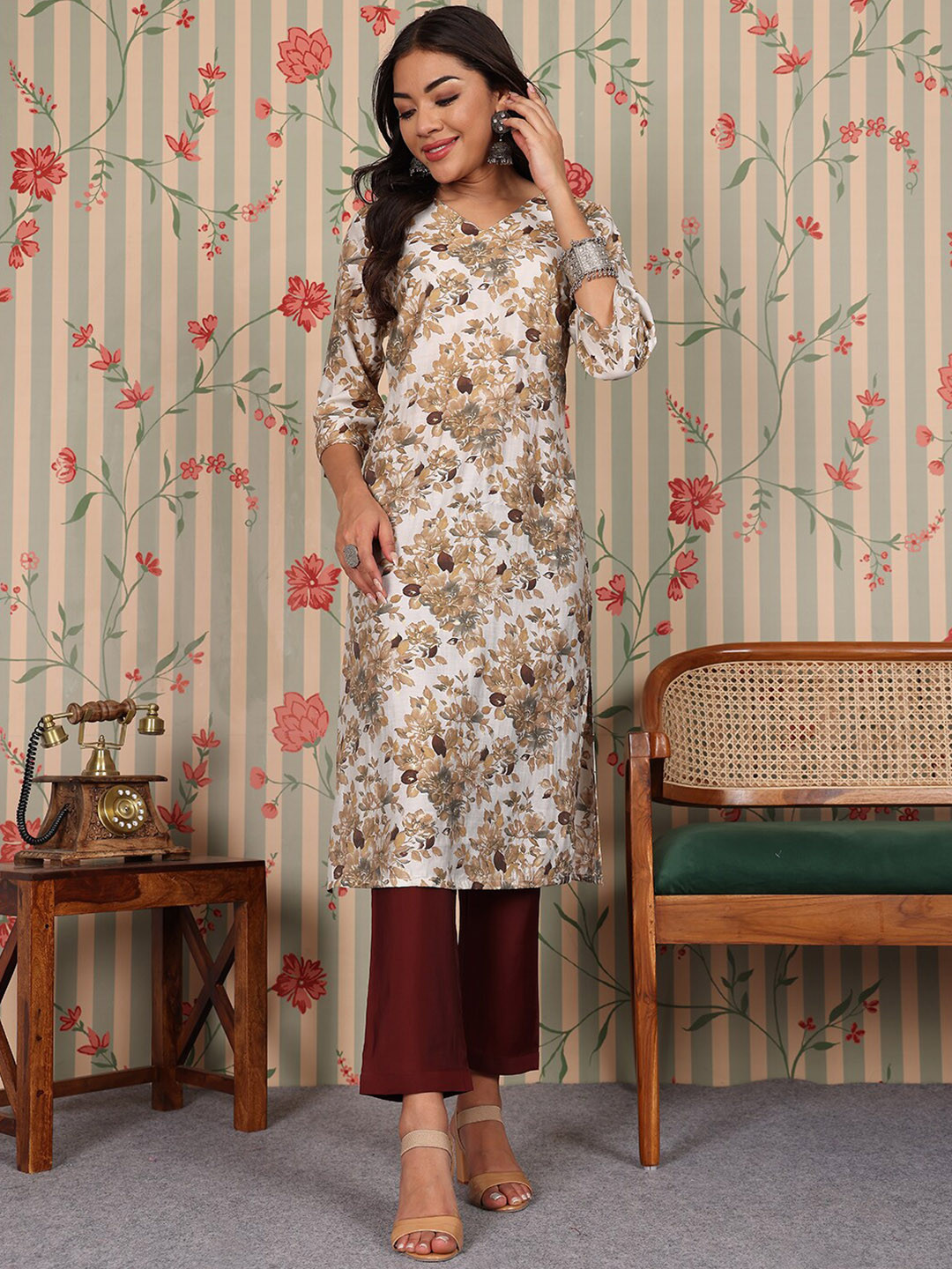 Ode by House of Pataudi Floral Printed Straight Chanderi Silk Kurta with Trousers, Brown
Ode by House of Pataudi Floral Printed Straight Chanderi Silk Kurta with Trousers, Brown