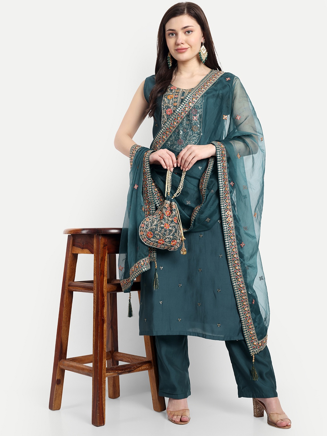 V B SONS Ethnic Motifs Embroidered Straight Sequinned Kurta with Trousers & Dupatta, Green
V B SONS Ethnic Motifs Embroidered Straight Sequinned Kurta with Trousers & Dupatta, Green