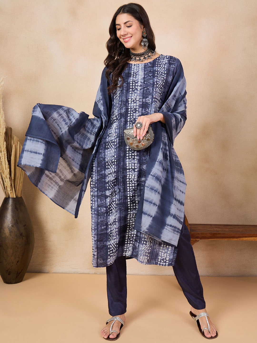 Anouk Navy Blue Ethnic Motif Printed Straight Kurta & Trousers With Dupatta
Anouk Navy Blue Ethnic Motif Printed Straight Kurta & Trousers With Dupatta