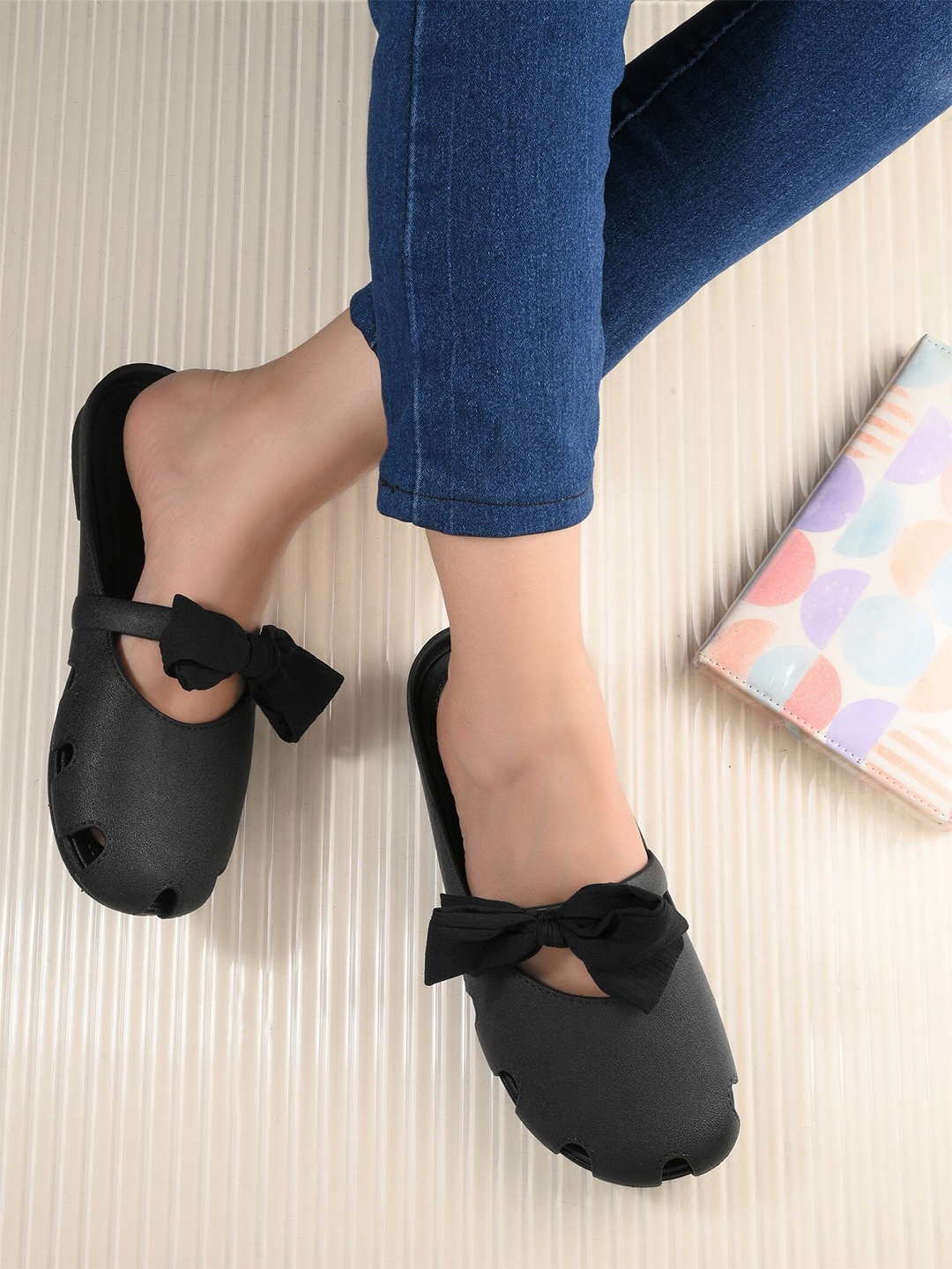 Layasa Women Bow Detailed Lightweight Clogs, Black